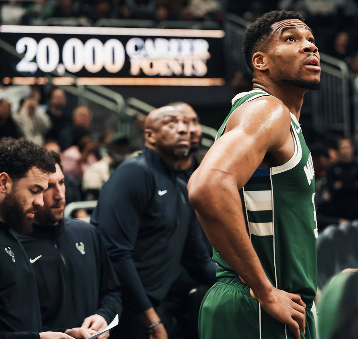 kaiyun-法国队不断突破！，字母哥连续三场比赛得分超过比赛局势复杂观众掌声雷动(字母哥的防守有多强)