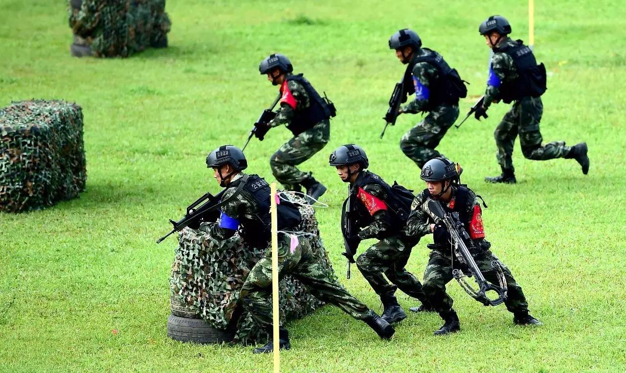 开云下载-武汉三镇训练开放日，赛前战术微调引欢呼，欧超杯在即，细节决定成败(武汉三镇股改最新消息)