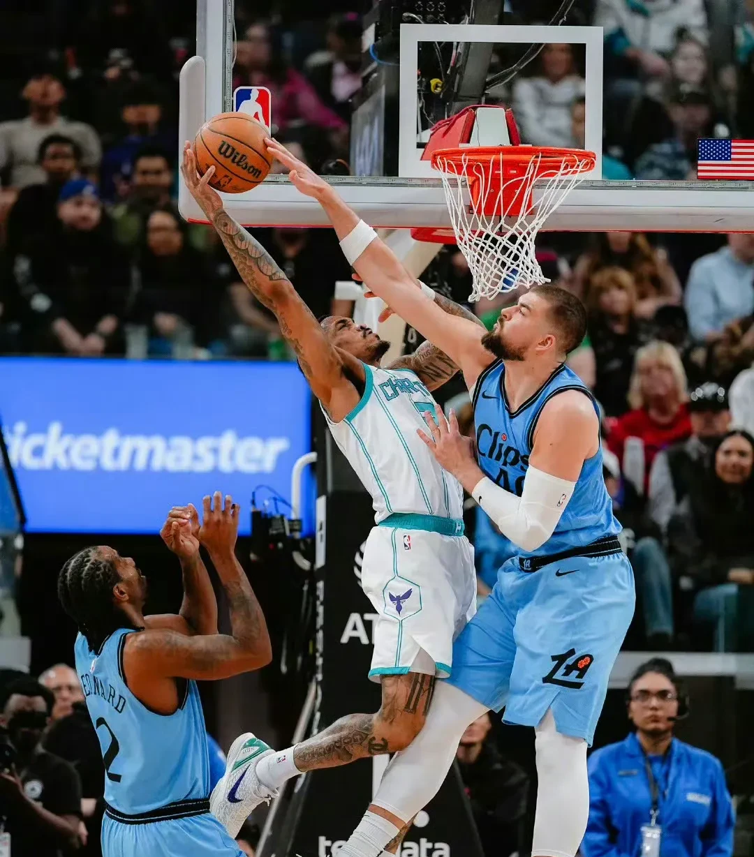 集结日纽约尼克斯备战法国杯哈登在塞尔维亚队比赛中回归赛场，亚特兰大转会期战术微调都惊呆了的简单介绍